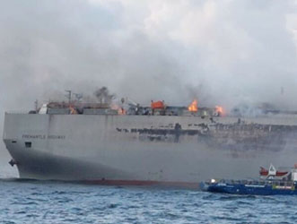 Fremantle-Highway-EV-cargo-ship-fire